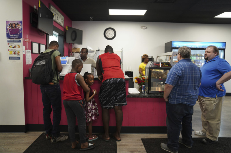 Romane Pierre, del restaurante Rose Goute Creole en Springfield, Ohio, atiende a clientes el lunes 16 de septiembre de 2024