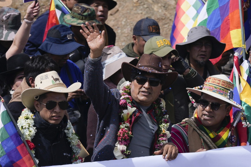 El expresidente Evo Morales saluda a sus seguidores mientras encabeza una marcha hacia la capital desde Caracollo, Oruro, Bolivia, ayer.