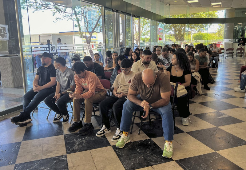 Un grupo de personas en la comisión electoral de Puerto Rico en San Juan, Puerto Rico, el 17 de septiembre de 2024.