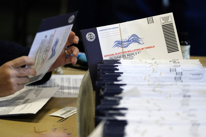 Trabajadores electorales del condado de Chester, Pensilvania, procesan votos por correo en la Universidad de West Chester en West Chester, Pensilvania, el 4 de noviembre de 2020