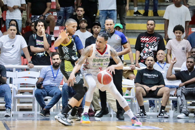 Victor Liz, de Bameso, maneja el balón ante la defensa de Roberto Tamarez, del Rafael Barias.