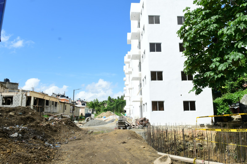 Apartamentos y sisterna en constricción para los damnificados