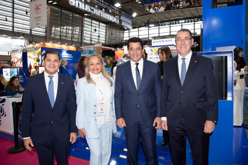 Desde la derecha, Jose Manuel Martín, vicepresidente del Área de Negocios Turísticos del Banco Popular; David Collado, Ministro de Turismo; Rosa Hernández, Embajadora dominicana en Francia, y David Libre, presidente de ASONAHORES.