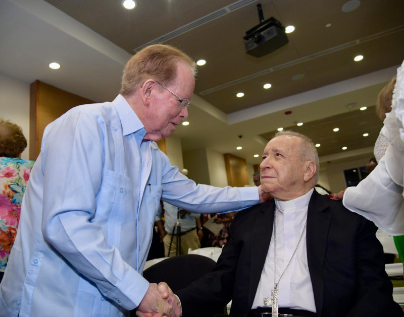 El empresario José Luis Corripio Estrada saluda al cardenal Nicolás de Jesús López Rodríguez.