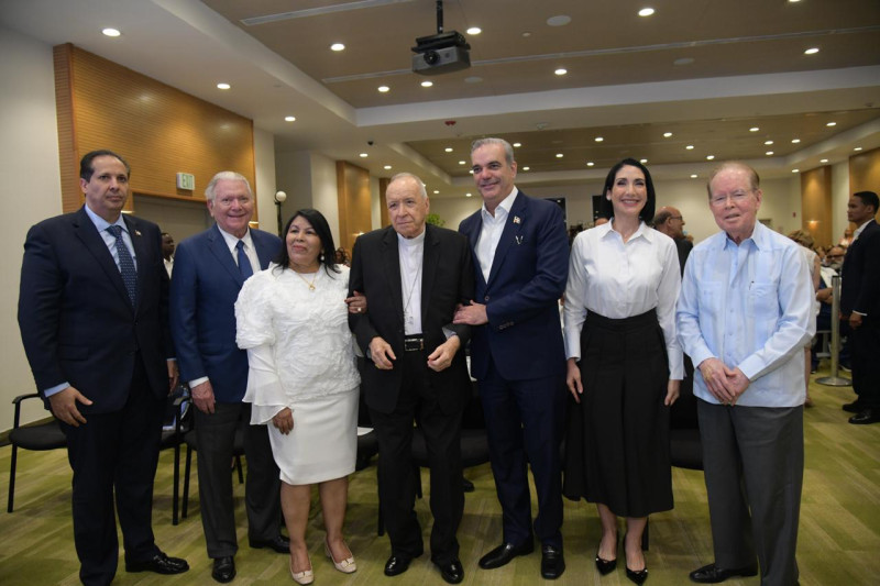 Desde la izquierda, Víctor Atallah, José Miguel Bonetti, Milagros Ureña, el cardenal Nicolás de Jesús Rodríguez, el presidente Luis Abinader, la primera dama Raquel Arbaje y el empresario José Luis Corripio Estrada.