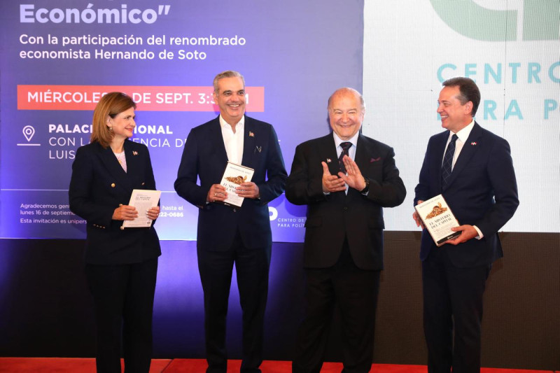 El presidente Abinader, acompañado de la vicepresidenta, Raquel Peña, del economista  Hernándo de Soto y del ministro de Industria Víctor Bisonó.