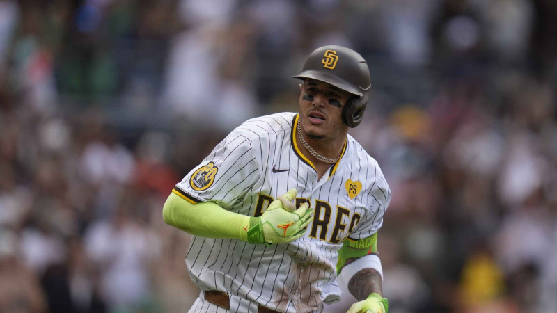 Manny Machado inicia el recorrido de las bases luego de disparar su jonrón 29 en el choque que los Padres blanquearon 4-0 a los Padres.