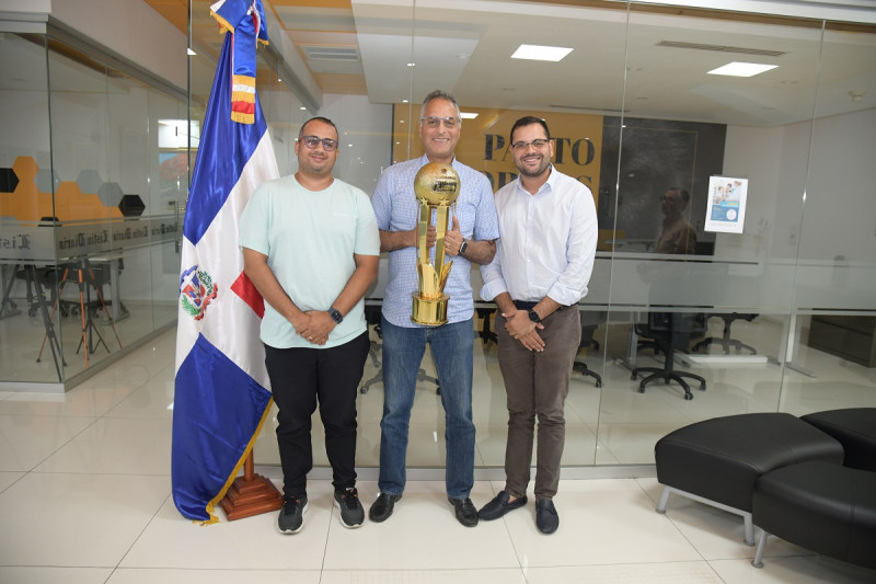 Roberto Modesto, al centro, presidente de los Titanes posa con el trofeo de campeón junto a José Modesto, vicepresidente de operaciones y Carlos De León, gerente general.