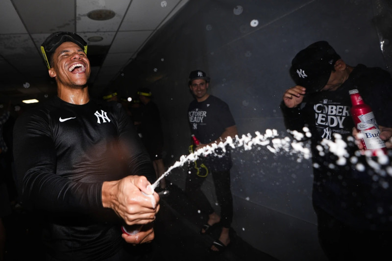 El dominicano Juan Soto celebra luego del triunfo de los Yanquis sobre los Marineros de Seattle que les otorgó la clasificación.