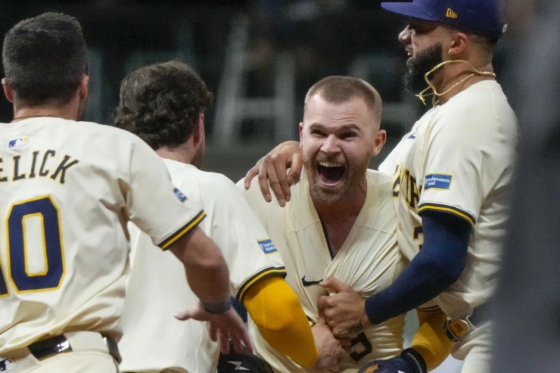 Jake Bauers es felicitado luego de pegar el sencillo del triunfo sobre los Filis de Filadelfia, el miércoles 18 de septiembre de 2024.