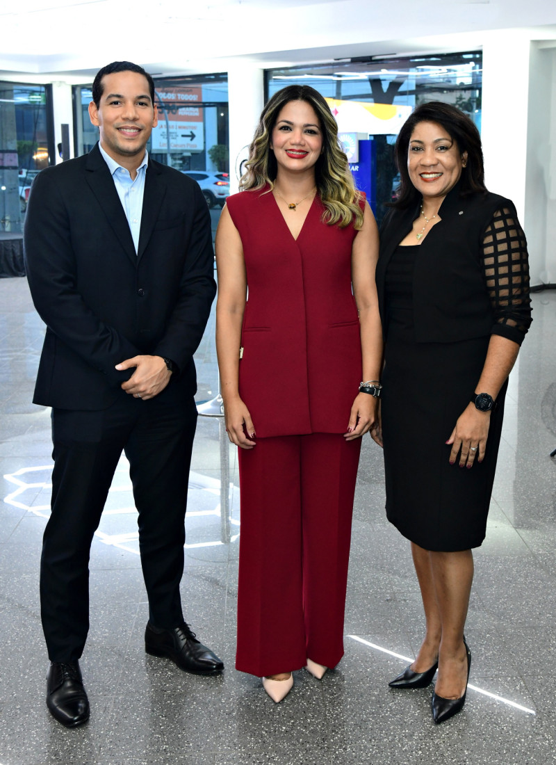 Néstor Beltré, Laura Peña y Florangel Suero.