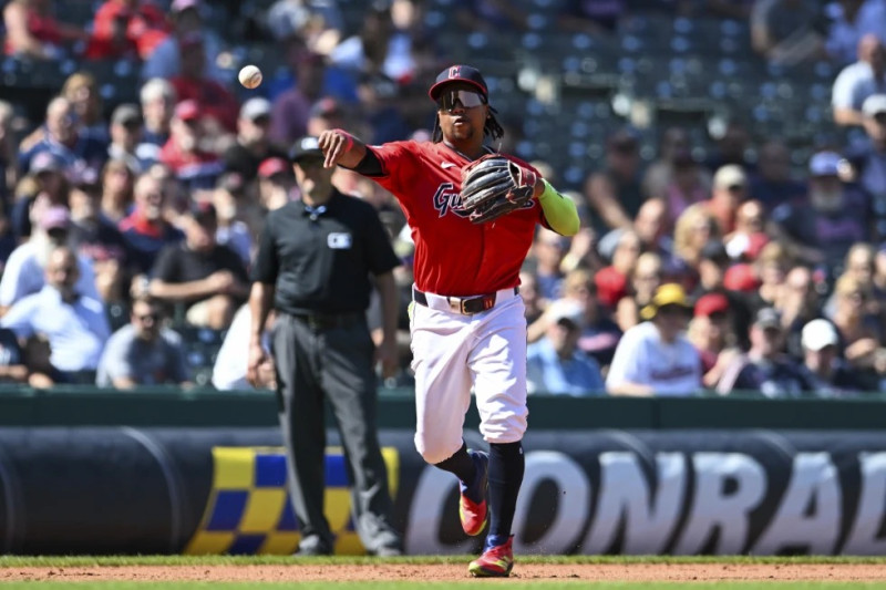 José Ramírez de los Guardianes de Cleveland saca out a Carlos Santana de los Mellizos de Minnesota, el jueves de 19 de septiembre de 2024, en Cleveland.