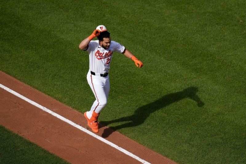 El bateador designado de los Orioles de Baltimore Anthony Santander celebra corriendo hacia el plato tras anotar el jonrón del triunfo en la novena ante los Gigantes de San Francisco.