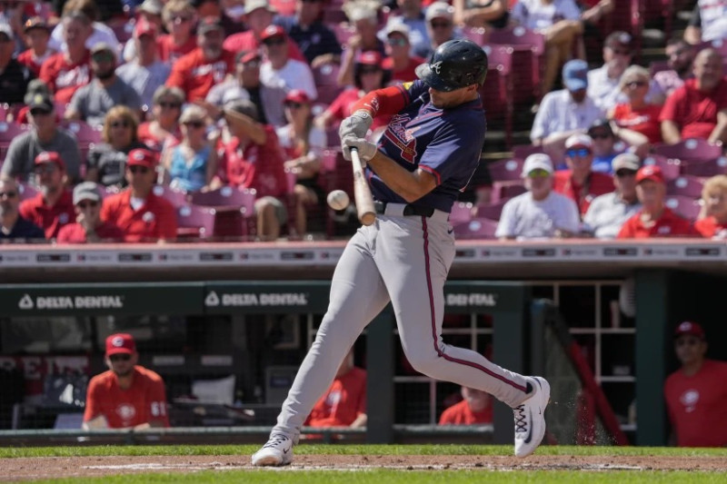 Matt Olson de los Bravos de Atlanta batea jonrón en la segunda entrada en el encuentro ante los Rojos de Cincinnati el jueves 19 de septiembre del 2024.