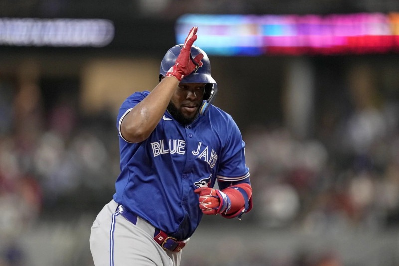 Vladimir Guerrero Jr. celebra mientras corre las bases tras pegar su segundo jonrón del partido.