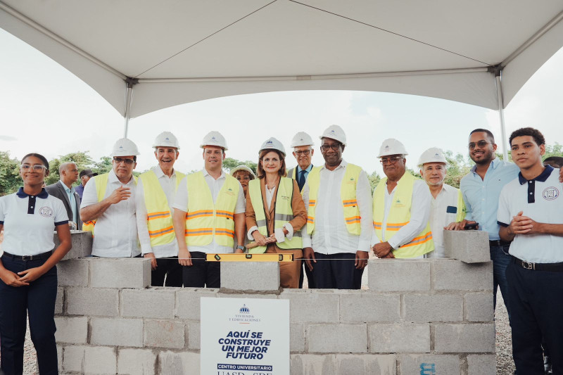 La vicepresidenta de la República, Raquel Peña junto al ministro de Vivienda y Edificaciones (Mived), Carlos Bonilla.