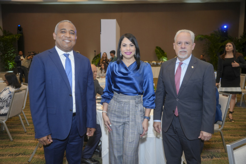 Edward Ramírez, Maribel Abréu y Héctor Echavarría