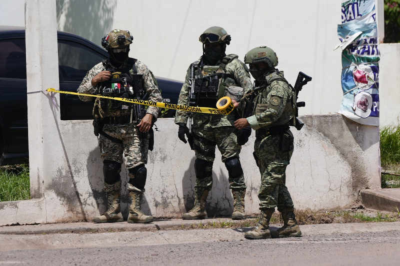 Soldados acordonan un vecindario durante una operación en Culiacán, estado de Sinaloa, México, ayer jueves.