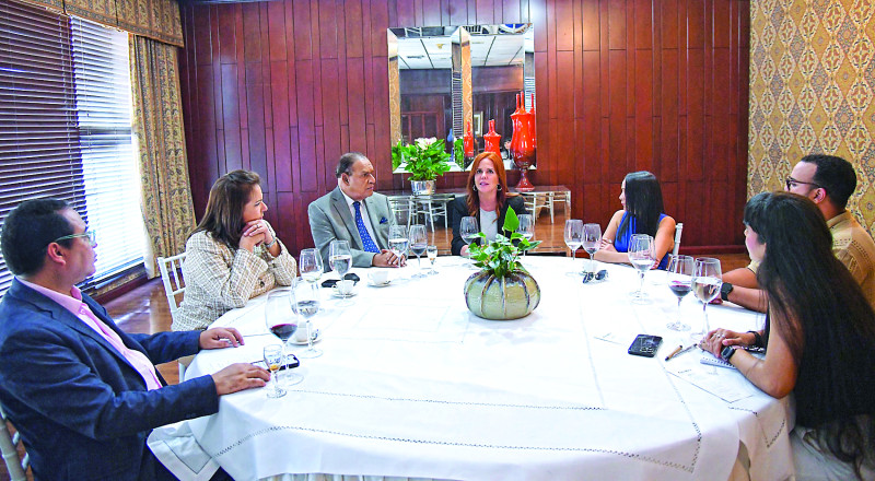 María Celeste Arrarás, al centro. A su lado derecho, Miguel Franjul, Saraida De Marchena y Ramón Almánzar. Luego, Shaddai Eves, Joel Peralta y Marta Queliz durante el encuentro en Listín Diario.