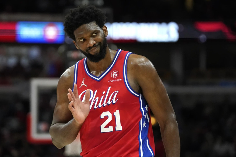 Joel Embiid, jugador de los Philadelphia 76ers, saluda a los aficionados de los Chicago Bulls después de anotar un tiro de tres puntos al final de un pasado partido entre el equipo y los Bulls.