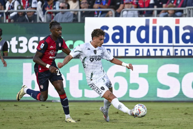 Sebastiano Esposito del Empoli patea el balón durante el partido de fútbol de la Serie A italiana entre Cagliari y Empoli en el Unipol Domus.