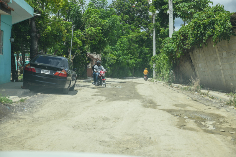 Los problemas de acumulación de agua, las zanjas, las piedras visibles en estas vías y la polvareda que levantan los vehículos complican más el caso en las calles del sector La Fe.