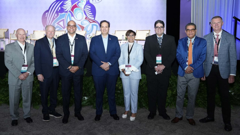 El ministro de Salud, Víctor Atallaj, junto a médicos en el congreso del Colegio Americano de Cardiología.