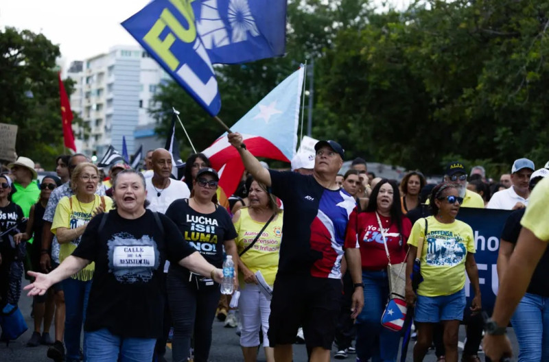 Personas protestan contra la compañía Luma Energy, a cargo de la transmisión y distribución de la energía eléctrica en Puerto Rico.