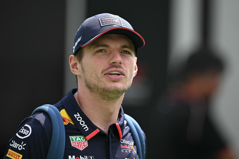 Max Verstappen observa antes de la primera sesión de entrenamientos previos a la carrera del Gran Premio de Singapur en el circuito urbano de Marina Bay, en Singapur, el 20 de septiembre de 2024