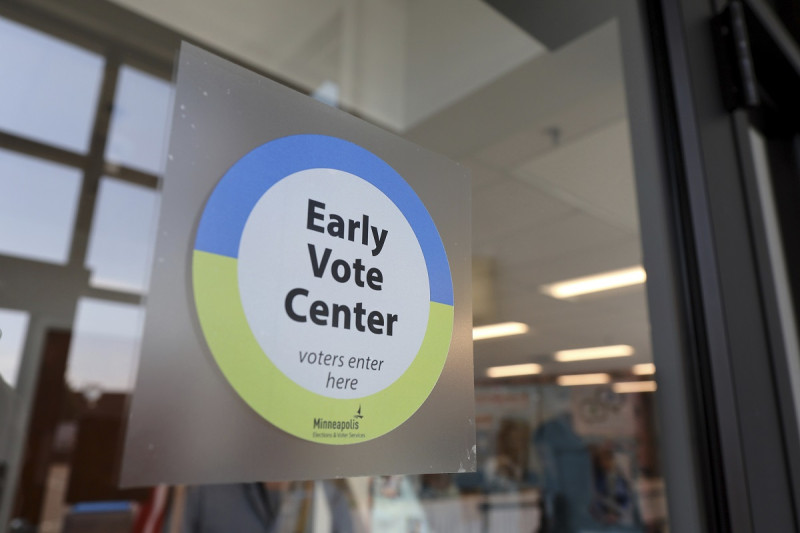 Un letrero da la bienvenida a los votantes en la puerta del centro de votación temprana de la Ciudad de Minneapolis, el jueves 19 de septiembre de 2024, en St. Paul, Minnesota.