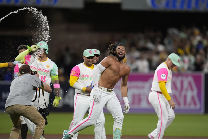 Fernando Tatis Jr. es rociado con agua luego de conectar el hit remolcador.