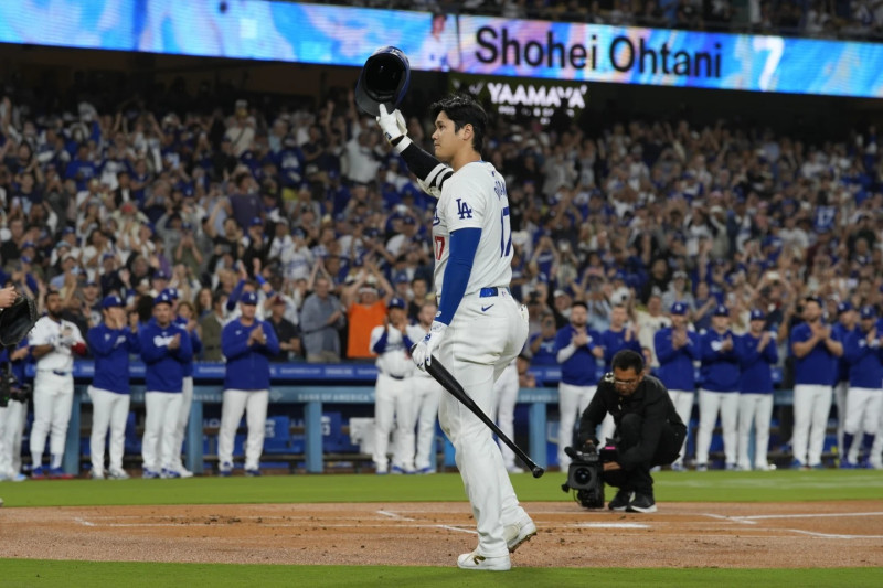 Shohei Ohtani es homenajeado por la afición de los Dodgers.