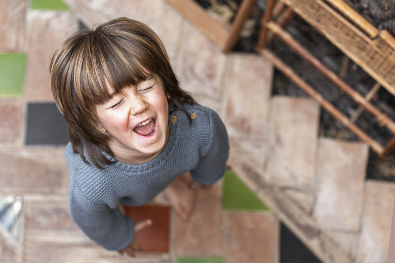 Niño gritando hacia arriba durante una rabieta. Foto Freepik.