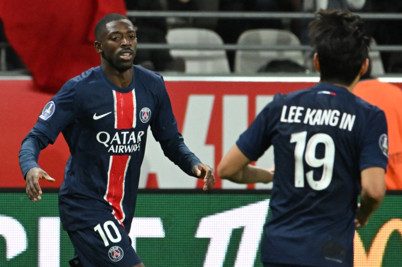 Ousmané Dembélé celebra el primer gol de su equipo durante el partido contra el Reims