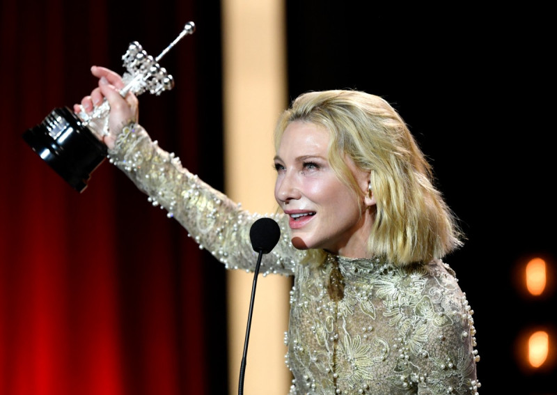 Cate Blanchett reacciona al recibir el Premio Donostia a Toda una Vida en reconocimiento a su distinguida carrera cinematográfica, durante la 72 edición del Festival Internacional de Cine de San Sebastián