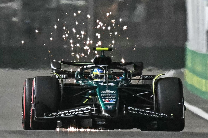 Saltan chispas mientras Fernando Alonso conduce durante la sesión de clasificación previa a la carrera nocturna del Gran Premio de Singapur