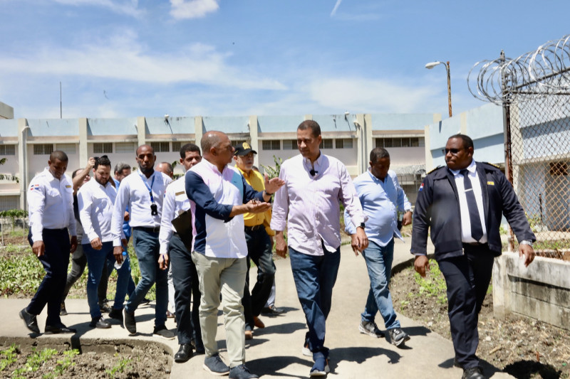 El presidente de Indotel, Guido Gómez Mazara, recorre centro correccional El Pinito.