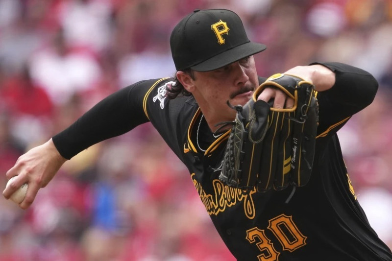 Paul Skenes de los Piratas de Pittsburgh lanza ante los Rojos de Cincinnati, el domingo 22 de septiembre de 2024, en Cincinnati.