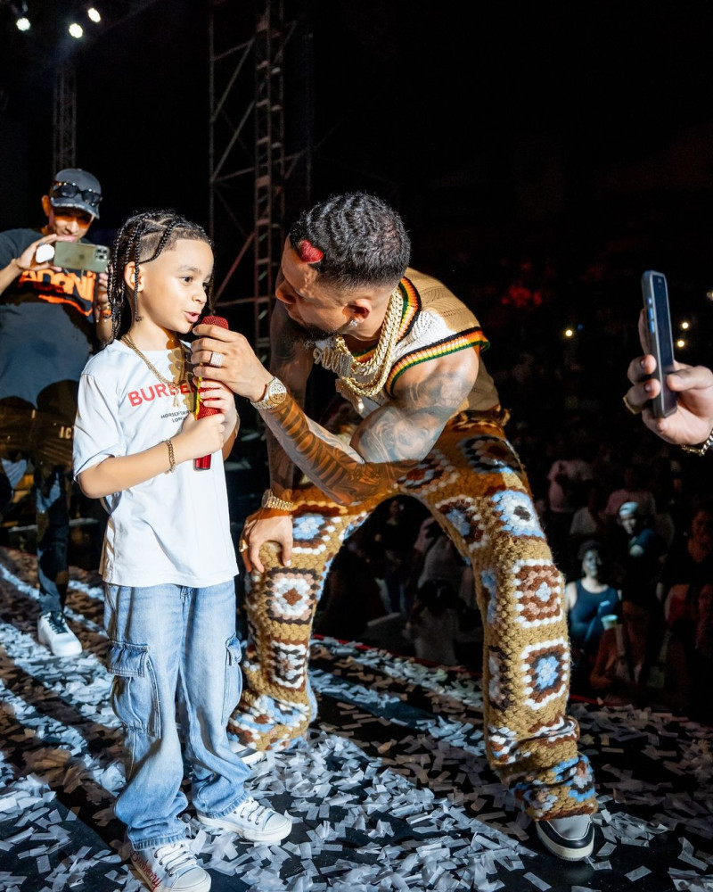 Dj Adoni culminó su concierto en Santiago cantando con su hijo.