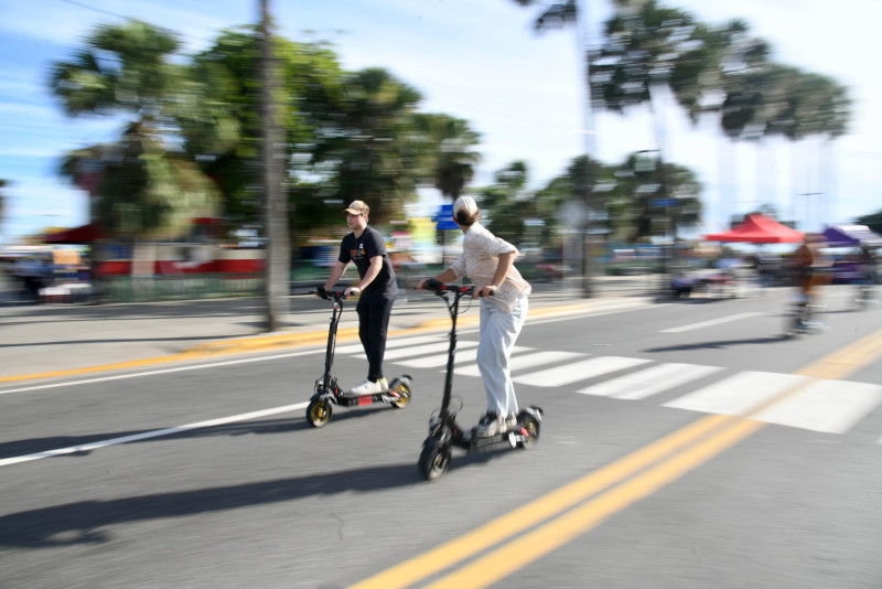 Joven con su patineta durante el inicio de la "Semana Nacional de Movilidad Sostenible 2024"