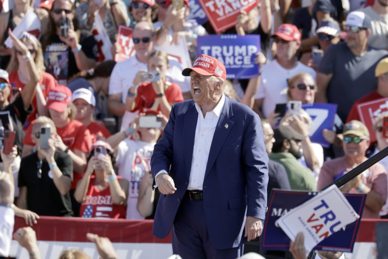 Donald Trump grita tras hablar en un acto de campaña en el Aeropuerto Internacional de Wilmington, en Carolina del Norte, el sábado 21 de septiembre de 2024