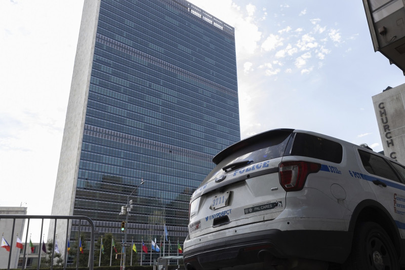 Una patrulla de la policía de Nueva York aparca frente a la sede de las Naciones Unidas, el sábado 21 de septiembre de 2024.