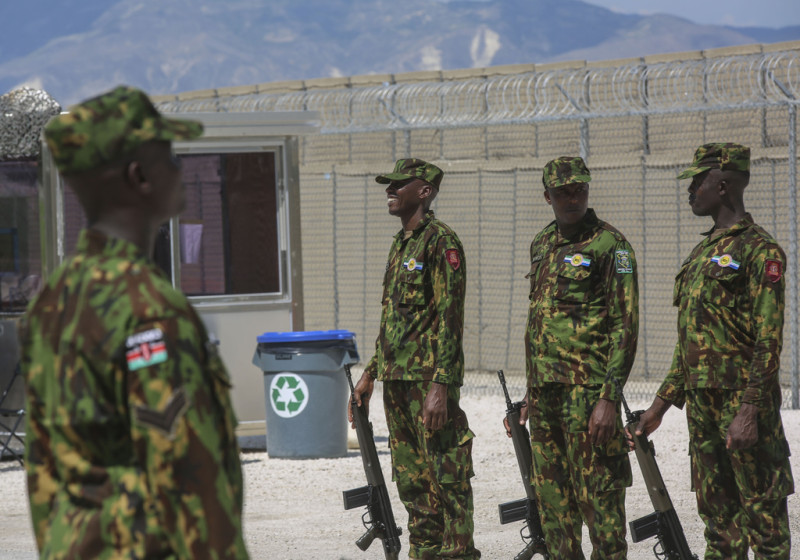 Policías kenianos mantienen formación en su base durante una visita del presidente keniano William Ruto, en Puerto Príncipe, Haití, el sábado 21 de septiembre de 2024