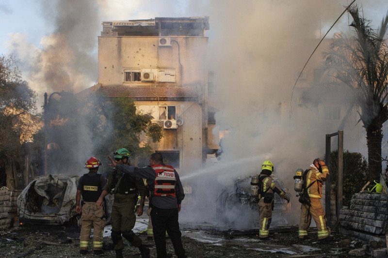 Fuerzas israelíes de seguridad y rescate trabajan en un lugar a alcanzado por fuego de cohete lanzado desde Líbano, en Kiryat Bialik, en el norte de Israel, ayer domingo.