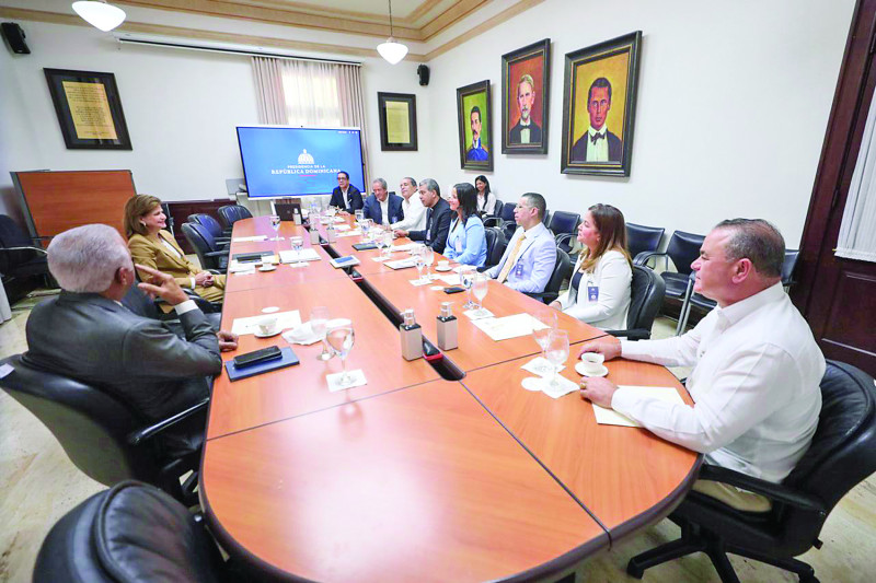 Directivos de la Cámara en reunión con la vicepresidenta.