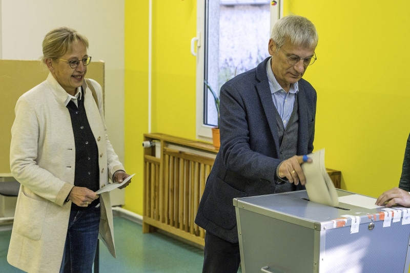 Hans-Christoph Berndt, candidato del AfD en las elecciones de Brandeburgo, y su esposa depositan su sufragio ayer en Potsdam, Alemania.