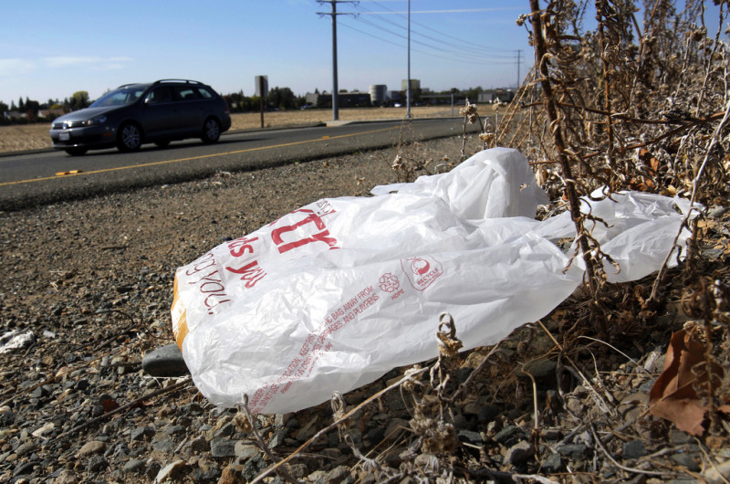 Una funda de plástico a un costa de una carretera, el 25 de octubre de 2013, en Sacramento, California