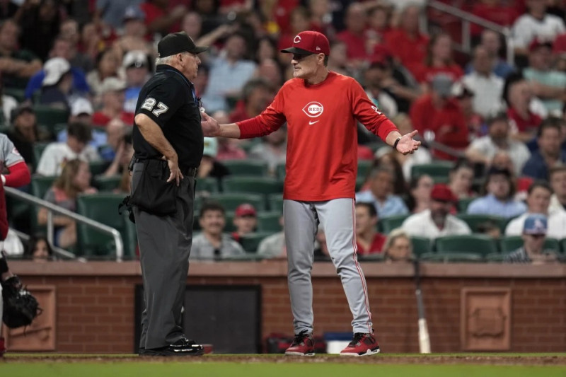 El mánager de los Rojos, David Bell, a la derecha, con el umpire del plato Larry Vanover, a la izquierda, durante la sexta entrada contra los Cardenales.