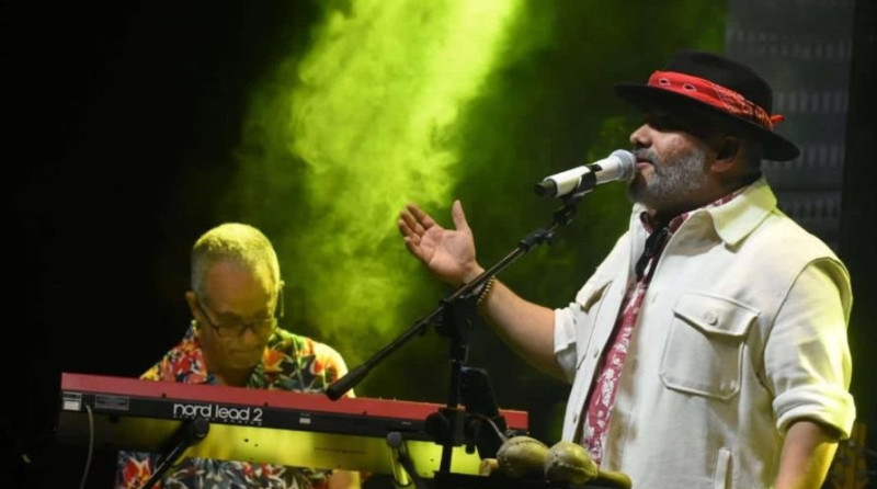 Pavel Núñez cuando cantaba en el primer concierto realizado en Lungomare Bar & Lounge encabezado por el maestro Manuel Tejada, quien figura al piano.