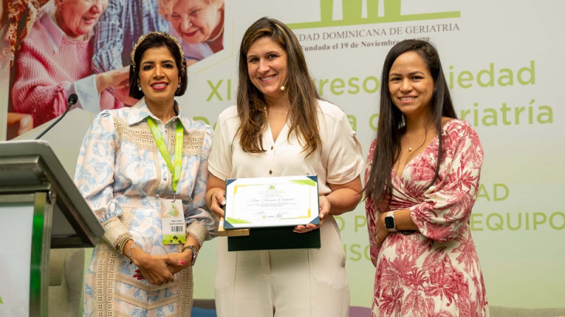 Karina Quiñones, junto a otras participantes en el congroso